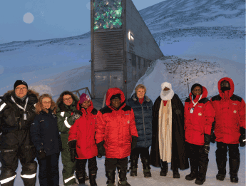 Figur 1.4 Statsminister Erna Solberg og president Nana Addo Dankwa Akufo-Addo sammen med medlemmer av FNs pådrivergruppe og partnere som drifter Svalbard globale frøhvelv, februar 2020.