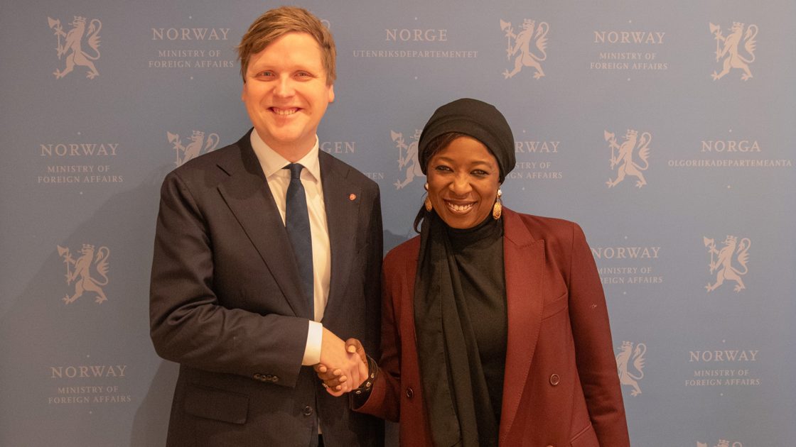 Bilde av Aukrust og direktøren i UNFPA