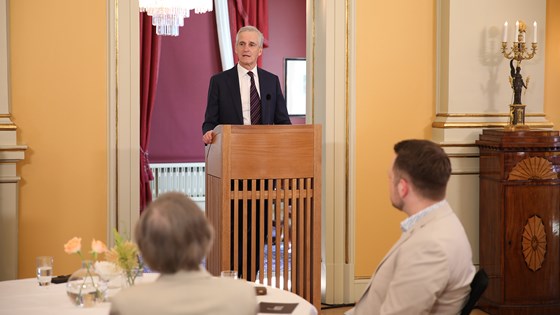 Statsminister Jonas Gahr Støre står på talerstolen og framfører regjeringens beklagelse til skeive.