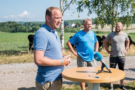 Landbruks- og matminister Jon Georg Dale hjå Jon Hermann Woll-Hansen i Re i Vestfold