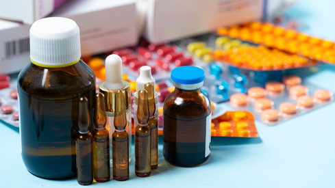 Illustrasjonsbilde av forskjellige legemidler, både flytende og i pilleform