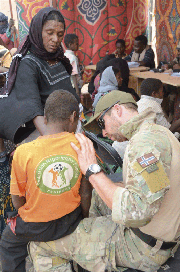 Figur 6.1 Norske spesialstyrker gir medisinsk hjelp til innbyggere i Gofat som del av Flintlock 2014-øvelsen i Niger.