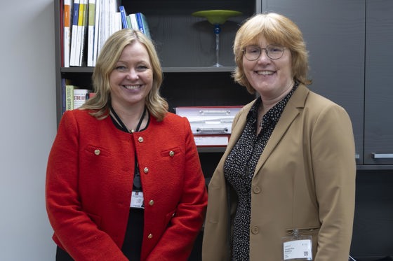 Arbeids- og inkluderingsminister Kjersti Stenseng (f.v) saman med leiar i Folketrygdutvalet Torunn Elise Kvisberg