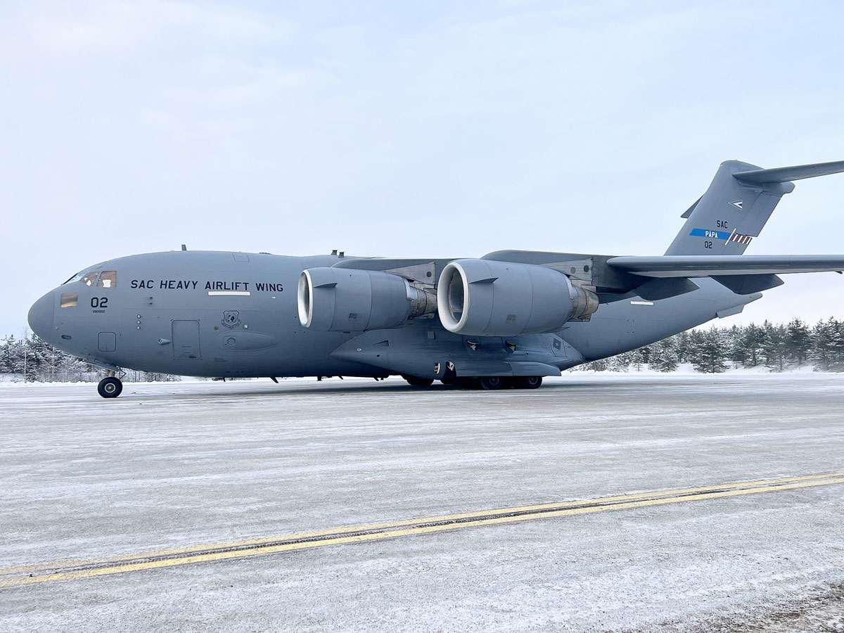 Figur 3.1 Et C-17 Globemaster III cargo fly fra Heavy Airlift Wing (HAW) frakter ammunisjon til Ukraina.