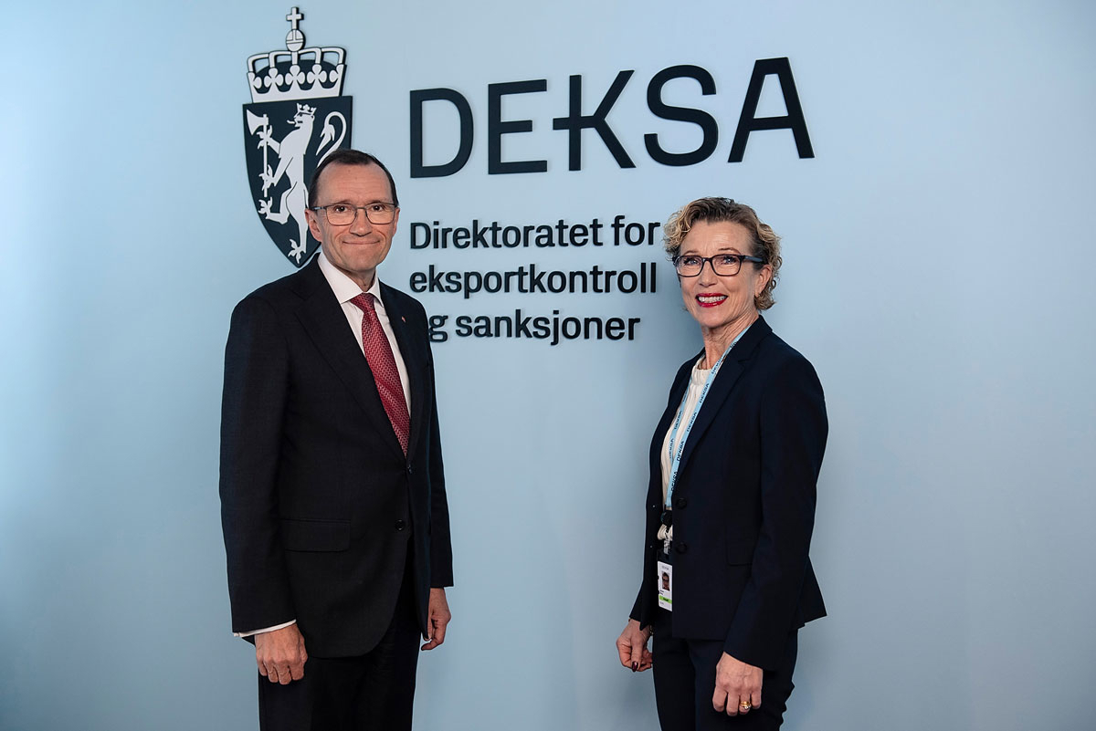 Figur 3.3 Utenriksminister Espen Barth Eide og DEKSAs direktør Harriet E. Berg under åpningen av DEKSA i januar 2025.