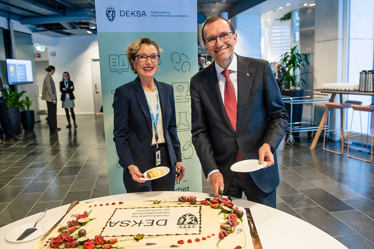 Figur 6.2 DEKSAs direktør, Harriet E. Berg, og utenriksminister Espen Barth Eide på den offisielle åpningen av DEKSA 9. januar 2025.