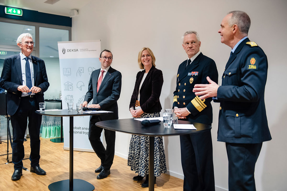 Figur 6.3 Panelet på DEKSAs åpningsdag 9. januar 2025 ble ledet av Knut Hauge, tidligere ambassadør til Russland og ekspedisjonssjef i UDs sikkerhetspolitiske avdeling, og det bestod av utenriksministeren, assisterende PST-sjef Inga Bejer Engh, sjef for etterr...