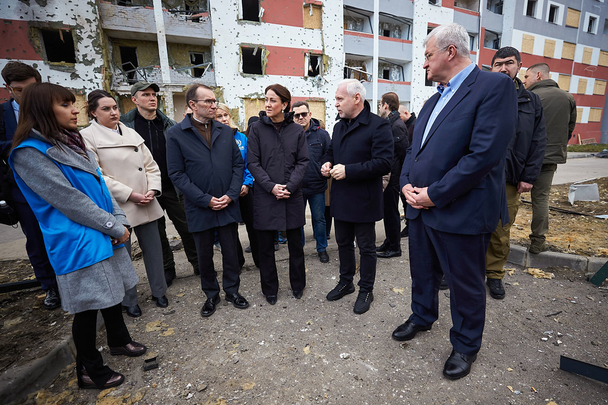 Figur 7.6 Arbeids- og inkluderingsminister Tonje Brenna og utenriksminister Espen Barth Eide besøker Kharkiv, april 2025. Ukrainas utenriksminister Andrij Sybiha til høyre i bildet.
