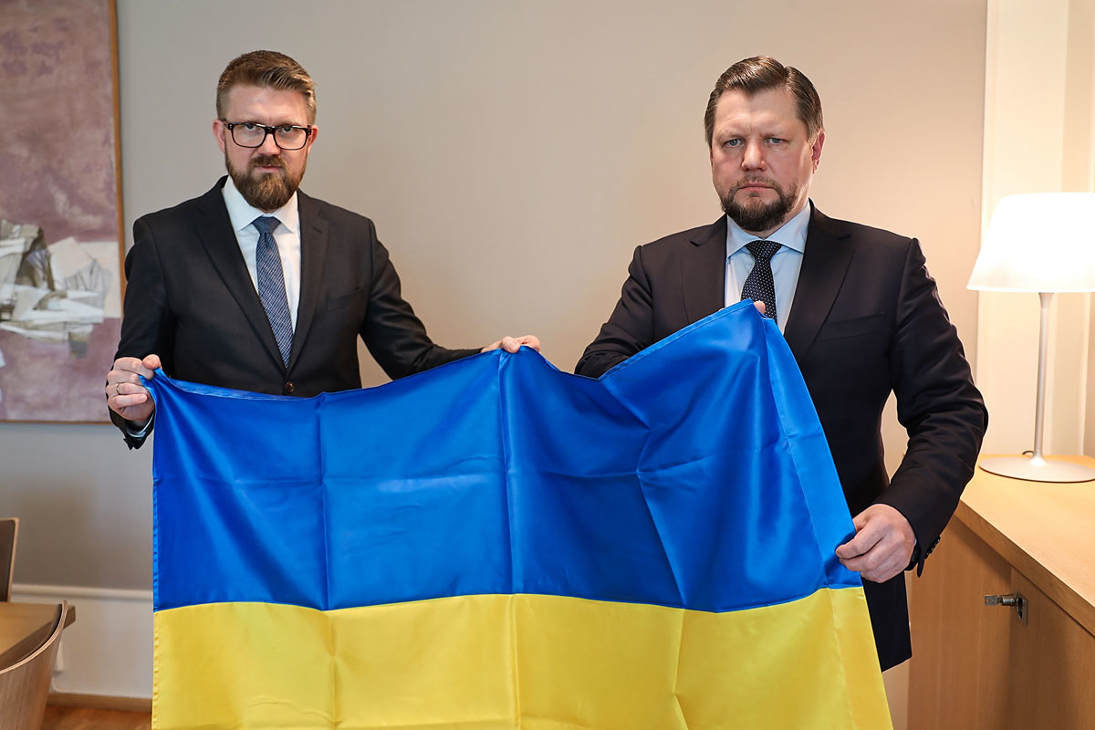 Figur 7.7 Statssekretær Eivind Vad Petersson med Vjatsjeslav Jatsiuk, Ukrainas ambassadør til Norge, 24. februar 2022, timer etter Russlands angrep.