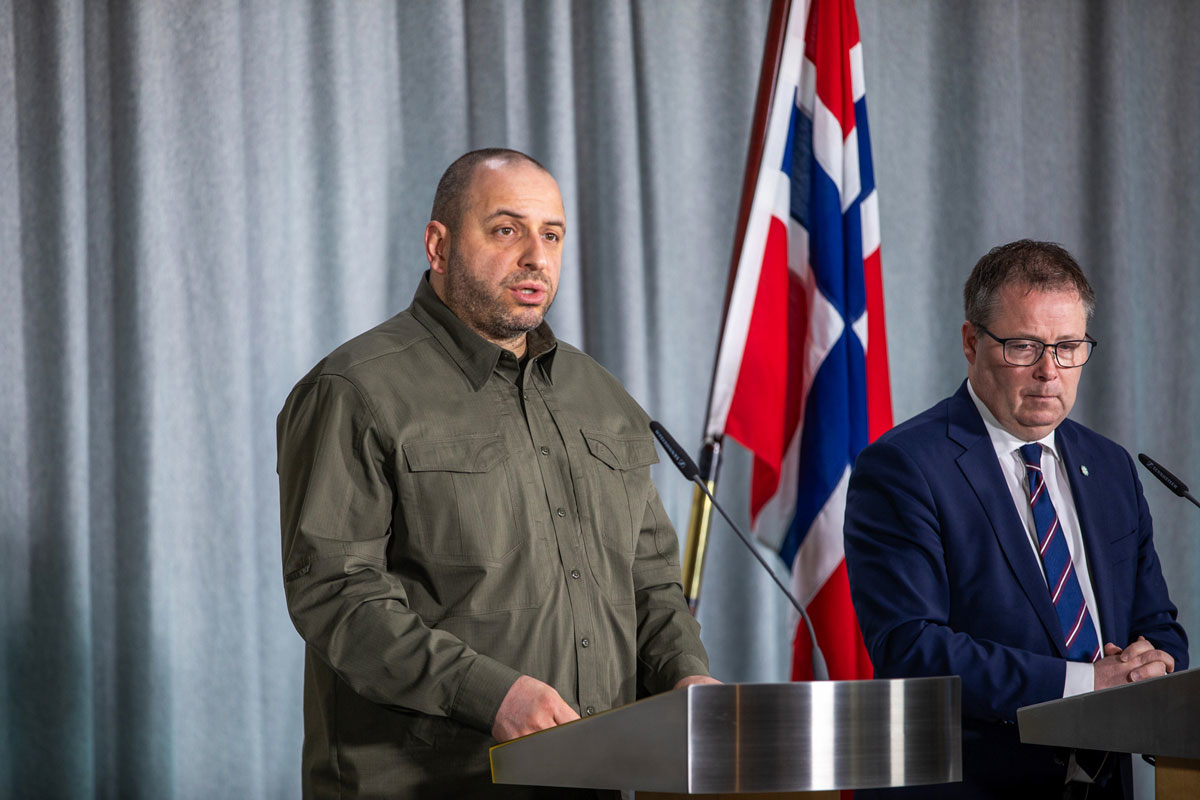 Figur 7.8 I november 2024 undertegnet daværende forsvarsminister Bjørn Arild Gram (Sp) en avtale med sin ukrainske kollega Rustem Umerov om tettere materiellsamarbeid.