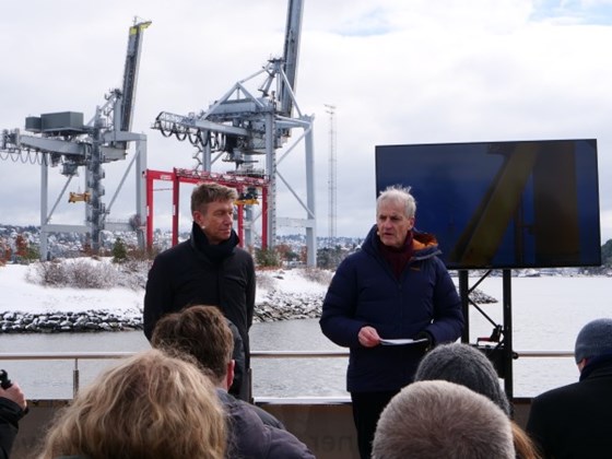 Olje- og energiminister Terje Aasland og statsminister Jonas Gahr Støre under pressekonferanse på båten «MS Brisen» i Oslofjorden 29. mars 2023.