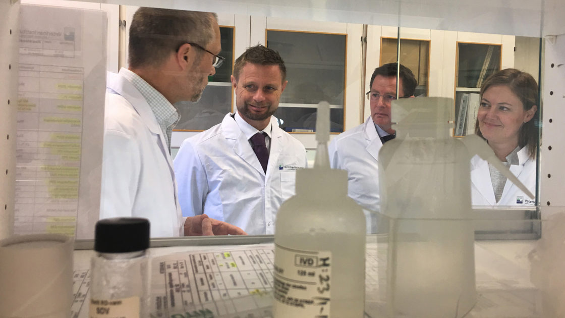 Bent Høie og Marit Berger Røsland på Vetrinærinstituttet. Foto