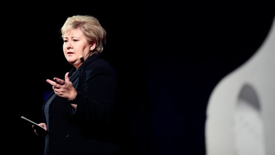 Statsminister Erna Solberg taler på scenen på Aftenpostens teknologikonferanse, A-tech.