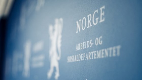 Bilde av Arbeids- og sosialdepartementets logo med riksløve. Foto: Ilja C. Hendel