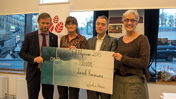 Høie deler ut etikkprisen 2015