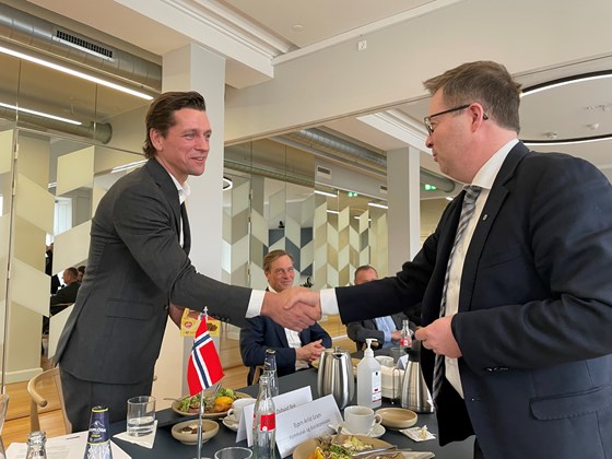 STATSRÅDSMØTE: Kommunal- og distriktsminister Bjørn Arild Gram med sin danske kollega, innenriksminister Kaare Dybvad Bek.