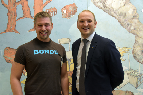 Ingve B. Berntsen, 30 år frå Hå på Jæren er Årets unge bonde saman med landbruks- og matminister Jon Georg Dale.