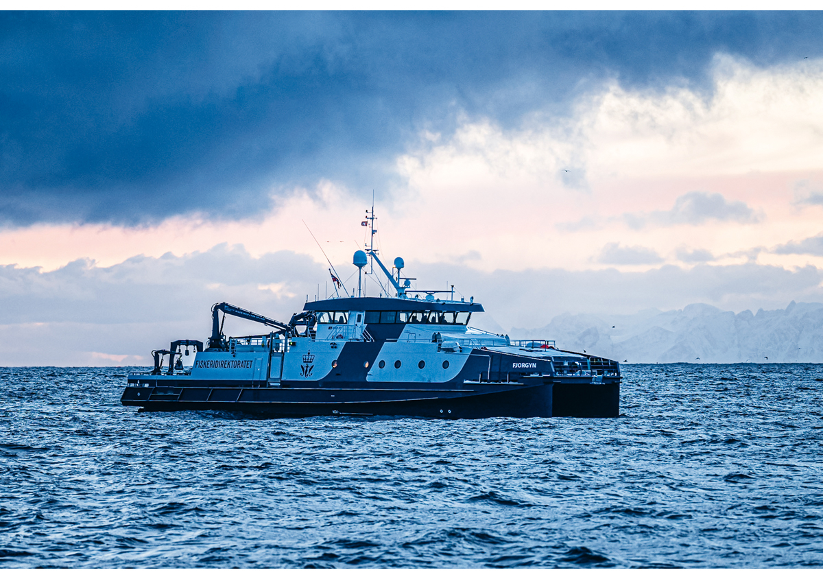 Figur 2.7 Fiskeridirektoratets fartøy «Fjorgyn» kontrollerer snurrevadfiske.