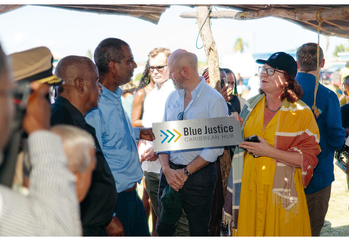 Figur 2.8 Daverande statssekretær Bjørg Sandkjær deltok i ein delegasjon til Jamaica der ho overrekte skiltet til det nyoppretta Blue Justice Caribbean Hub til dr. Gavin Bellamy frå dei jamaikanske fiskeristyresmaktene.