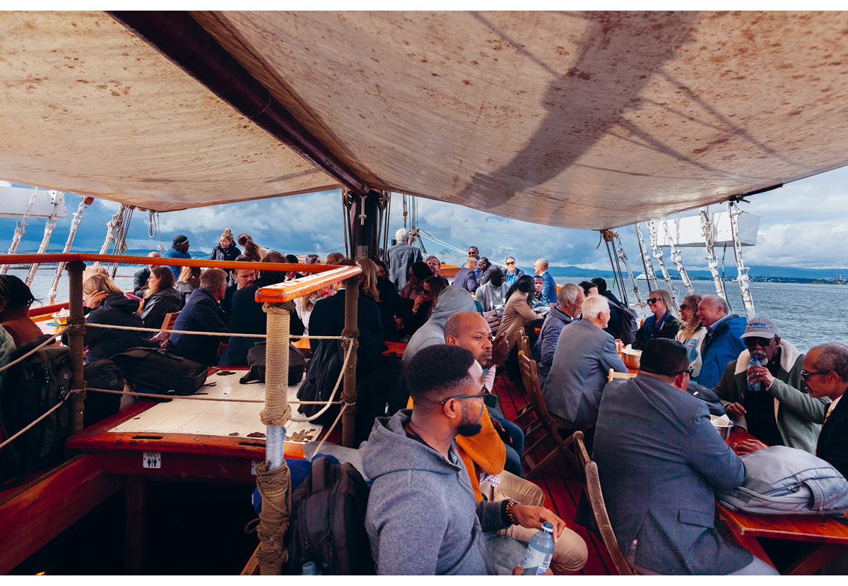 Figur 2.9 Konferansedeltakarar frå 26 land på veg ut til konferansen på Oscarsborg.