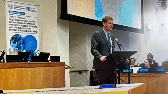 Utviklingsministeren på talerstolen fremfor en stor skjerm