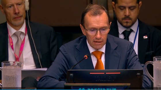 Mann i dress som holder innlegg