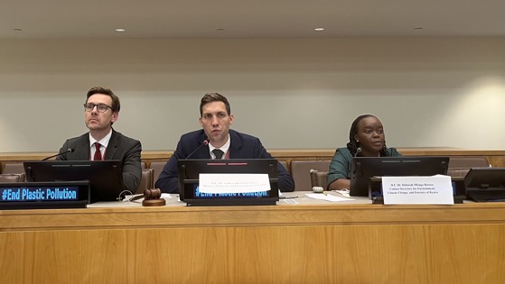 To menn og en kvinne ved et møtebord