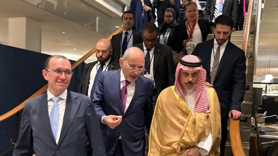 Menn og kvinner som går ned en trapp