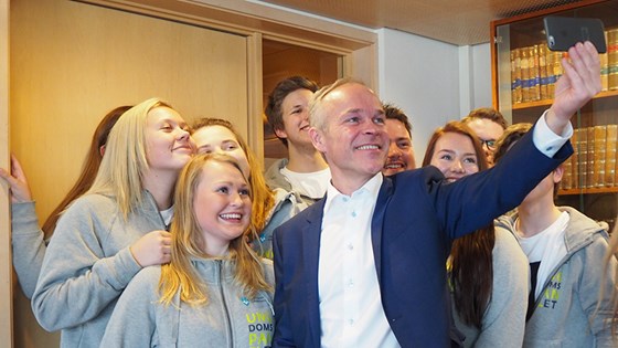 Statsråd Jan Tore Sanner tar "selfie" sammen med Ungdomspanelet i Møre og Romsdal