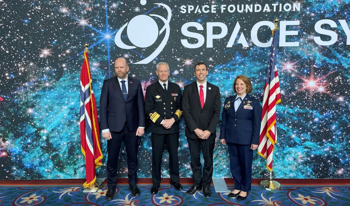 Avdelingsdirektør Ole Felix Dahl i FD, Space Commander og Sjef E-tjenesten Nils Andreas Stensønes, Director Space Development Agency Dr. Tournear og Colonel Kalliroy Landry Space Developmemt Agency.