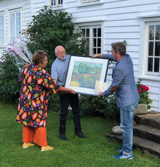 Reinert Kjølleberg mottar kulturlandskapsprisen 2021 fra landbruks- og matminister Olaug Bollestad og direktør i Norsk kulturarv Erik Lillebråten.