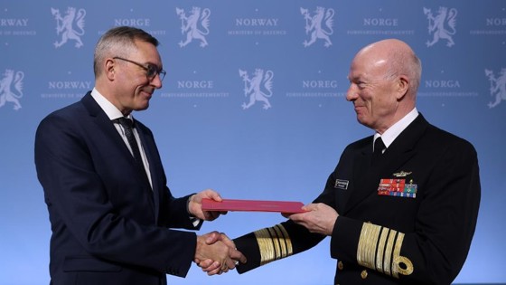 Forsvarsminister Frank Bakke-Jensen overleverer mandatet for det fagmilitære rådet til forsvarssjef Haakon Bruun-Hanssen. Foto: Torbjørn Kjosvold, Forsvaret