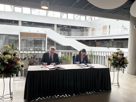 Bilde av signeringen av ny avtale om EØS-midler