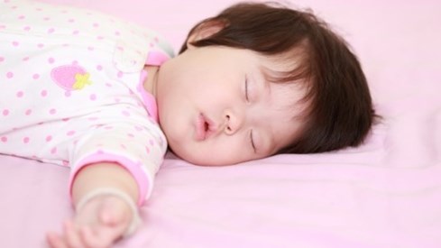sovende asiatisk baby