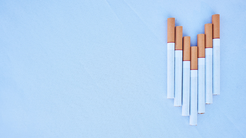 Sju sigaretter på blå bakgrunn