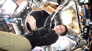 Ein kvinneleg astronaut i romstasjonen