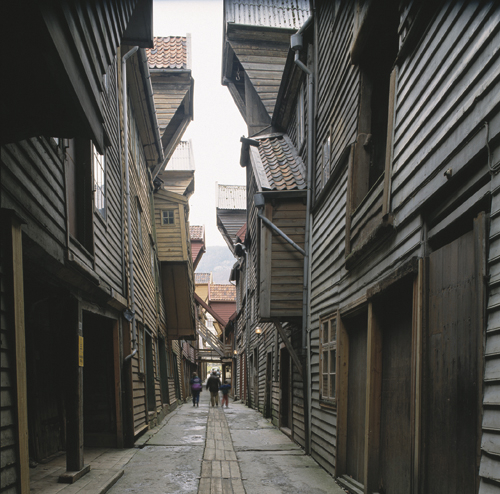 Figur 3.1 Mange bygninger og anlegg er i svært dårlig
 teknisk stand. Selv Bryggen i Bergen, som er utpekt til verdensarv,
 har store setningsskader. Tømmerfundamentene er til dels
 i oppløsning, og det er vesentlige råteskader
 mot dråpefallet mellom husr...