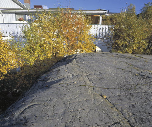 Figur 4.1 Bergkunst i hagen. Storsteinen, Bossekop i Alta.