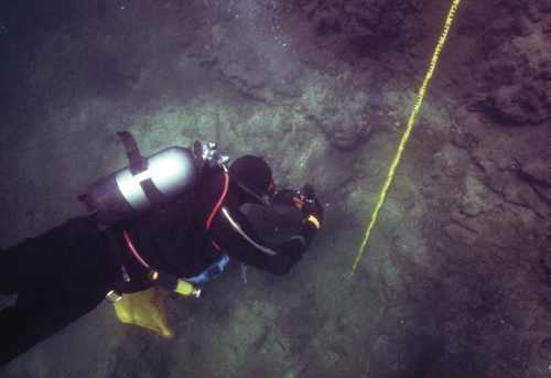 Figur 4.4 Kystens kulturhistorie finnes både over og under vann.
 Dokumentasjonsarbeid under vann. Kirkhavn, Hidra.