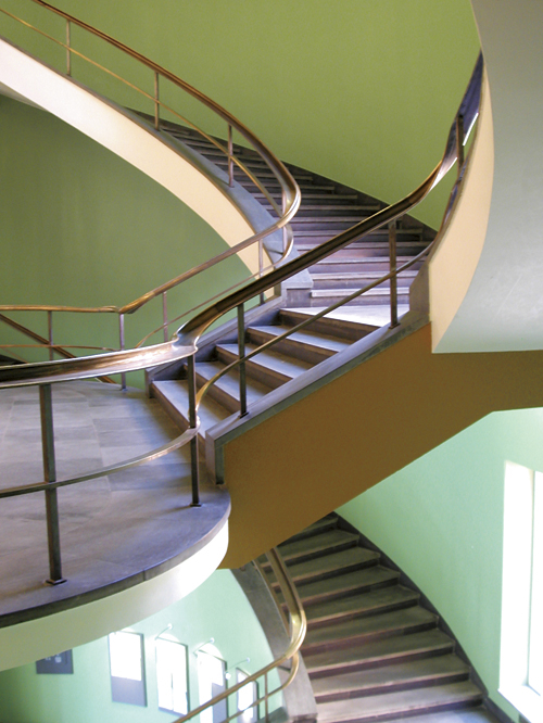 Figur 4.5 Trapperom i Farmasøytisk institutt, Universitetet
 i Oslo. Bygningen ble tegnet av arkitektene Bryn og Ellefsen og
 sto ferdig i 1932. Tilbakeført i 2003.