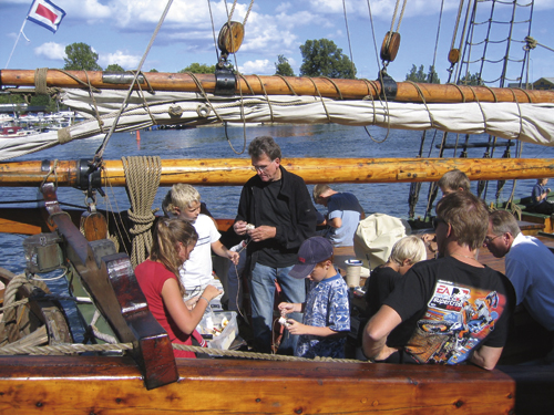 Figur 6.4 Kystkulturdagene i Tønsberg samler veteranbåter
 fra hele Sør-Norge. Den ene dagen er «Barnas dag»,
 med flere aktiviteter knyttet til kystkulturen. Knutekurset i 2004
 ble arrangert ombord i ishavsskuten Havnøy.