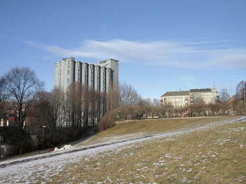 Figur 6.6 Kornsiloen og 1800-talls leiegårder, Nedre Foss, Grünerløkka
 i Oslo. Kornsiloen har fått ny funksjon som studentboliger.
