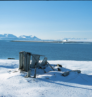 Figur 6.7 På Svalbard bryter naturen ned mange av kulturminnene
 gjennom vind, råte, erosjon og isbjørnbesøk.
 Møte med spor etter dem som tidligere har levd og virket
 i det barske klimaet, virker sterkt på besøkende.
 I Ebeltofthavna finnes restene av en...