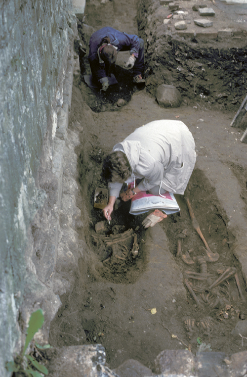 Figur 7.1 Arkeologiske utgravinger gir verdifull kunnskap om menneskers
 liv og virke i tidligere tider. Utgravinger av kirkegårder
 forteller mye om hvilke forhold de levde under og hvilke sykdommer
 de led av. Sola kirkeruin.