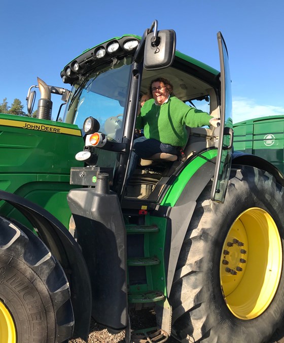 Landbruks- og matminister Olaug Bollestad på plass i traktoren sammen med Svein Stubberud.