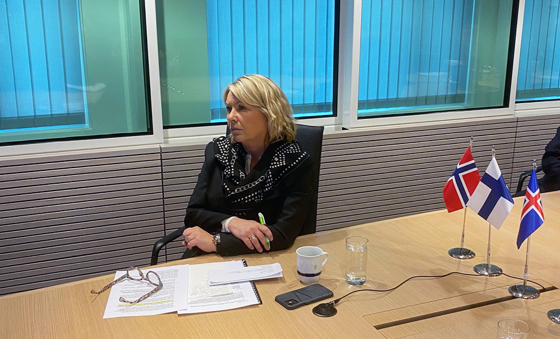 Monica Mæland ved møteromsbord i Justis- og beredskapsdepartementet