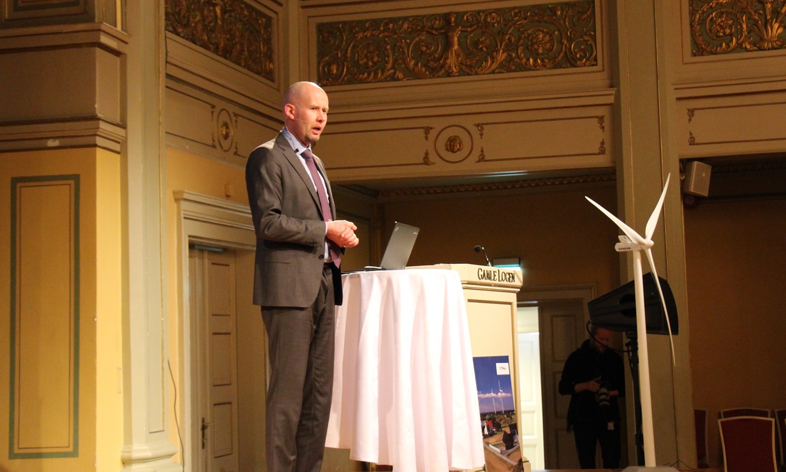 Olje- og energiminister Tord Lien holder innlegg på Norweadagen (foto: HSI/OED).