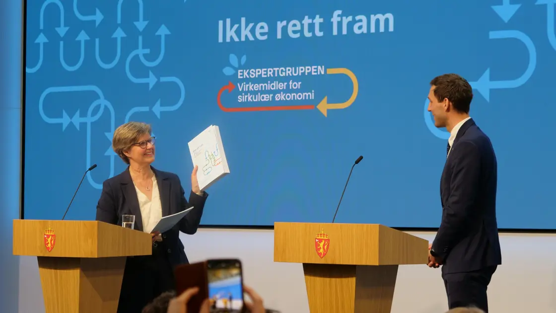 Leder Brita Bye overrekker rapporten til klima- og miljøminister Andreas Bjelland Eriksen