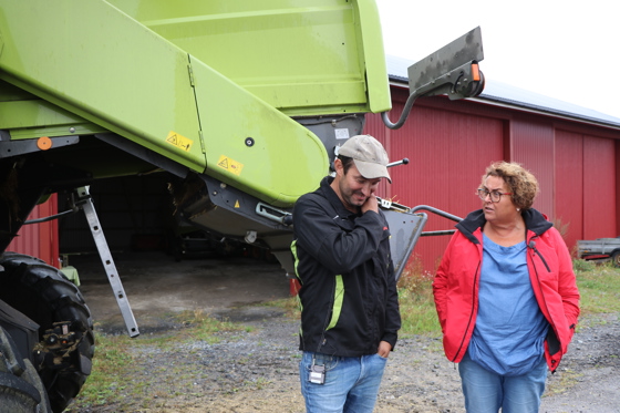 Treskingen av høstbygget har startet for kornbonden Hans Oskar Gudim, og landbruks- og matminister Olaug Bollestad fikk være med.