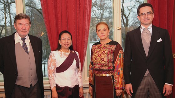 Fra venstre: Sveriges ambassadør, H.E. herr Krister Bringéus, Kambodsjas ambassadør, H.E. fr. Soeung Rathchavy, PLOs ambassadør, H.E. fr. Marie Antoinette Sedin, Hviterusslands ambassadør, H.E. herr Dmitry Mironchik.